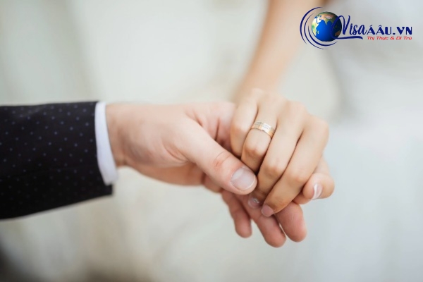 Các cặp đôi cần chuẩn bị các giấy tờ theo quy định để xin visa kết hôn tại Pháp