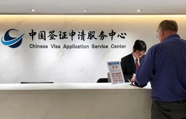 Nộp hồ sơ tại trung tâm tiếp nhận hồ sơ xin visa Trung Quốc
