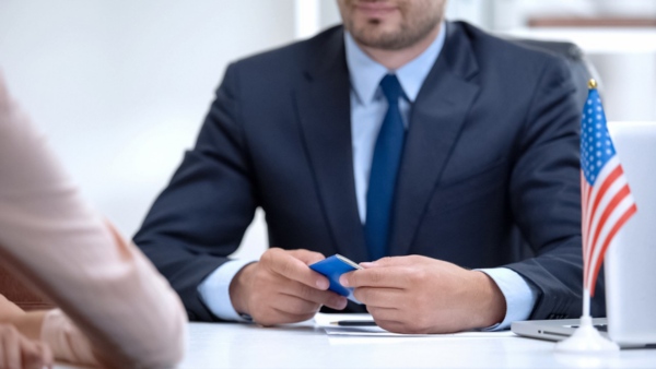 Hãy mang theo đầy đủ giấy tờ gốc cùng các tài liệu hỗ trợ cần thiết khi phỏng vấn