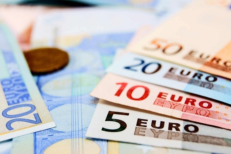 Đóng lệ phí để hoàn tất thủ tục đăng ký xin visa du lịch Đức