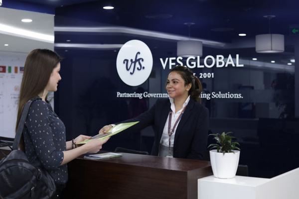 Đương đơn nộp hồ sơ xin visa Đức tại VFS Global Hà Nội hoặc Hồ Chí Minh